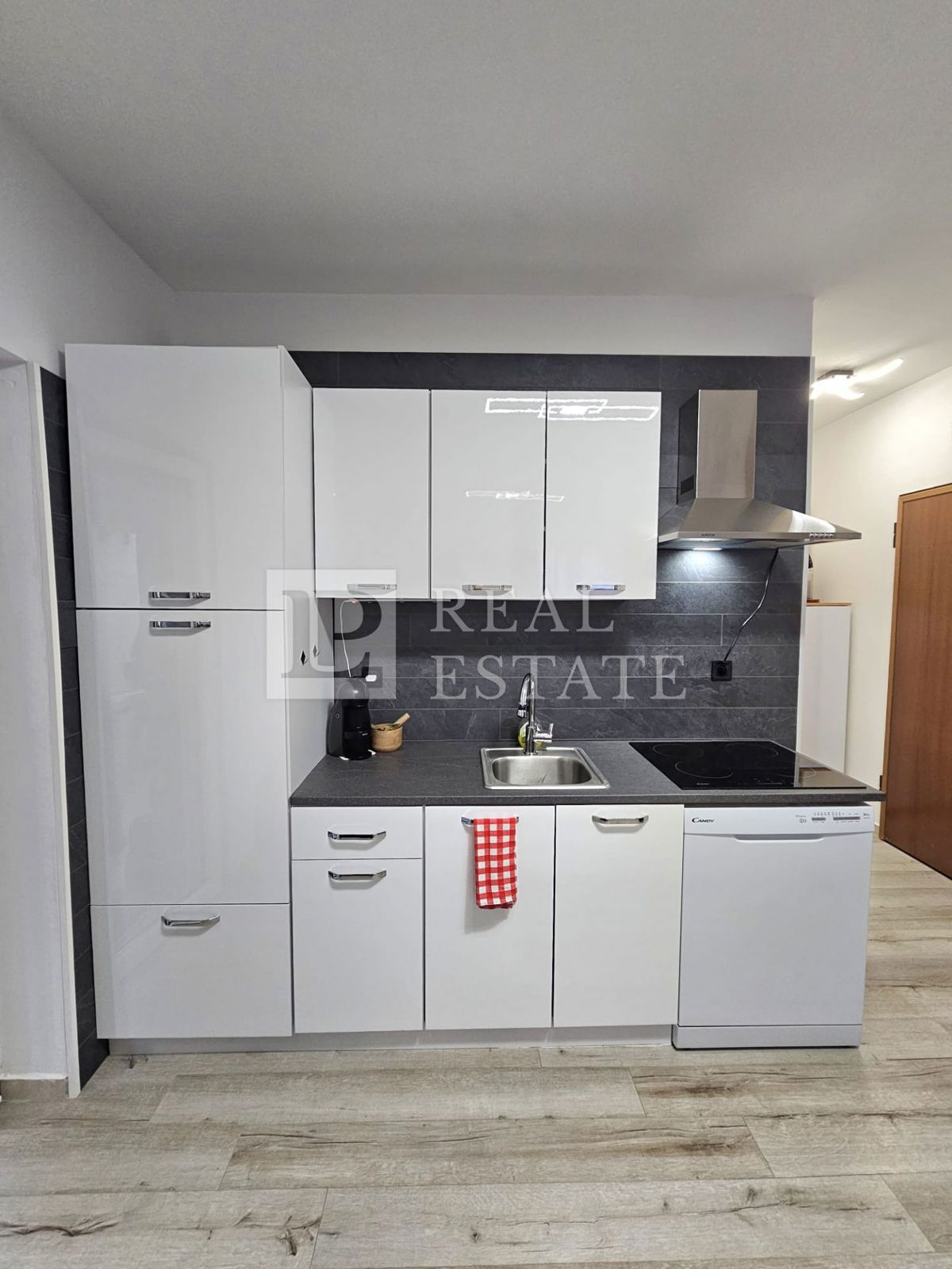 DRAMALJ - privlačno stanovanje v pritličju s teraso