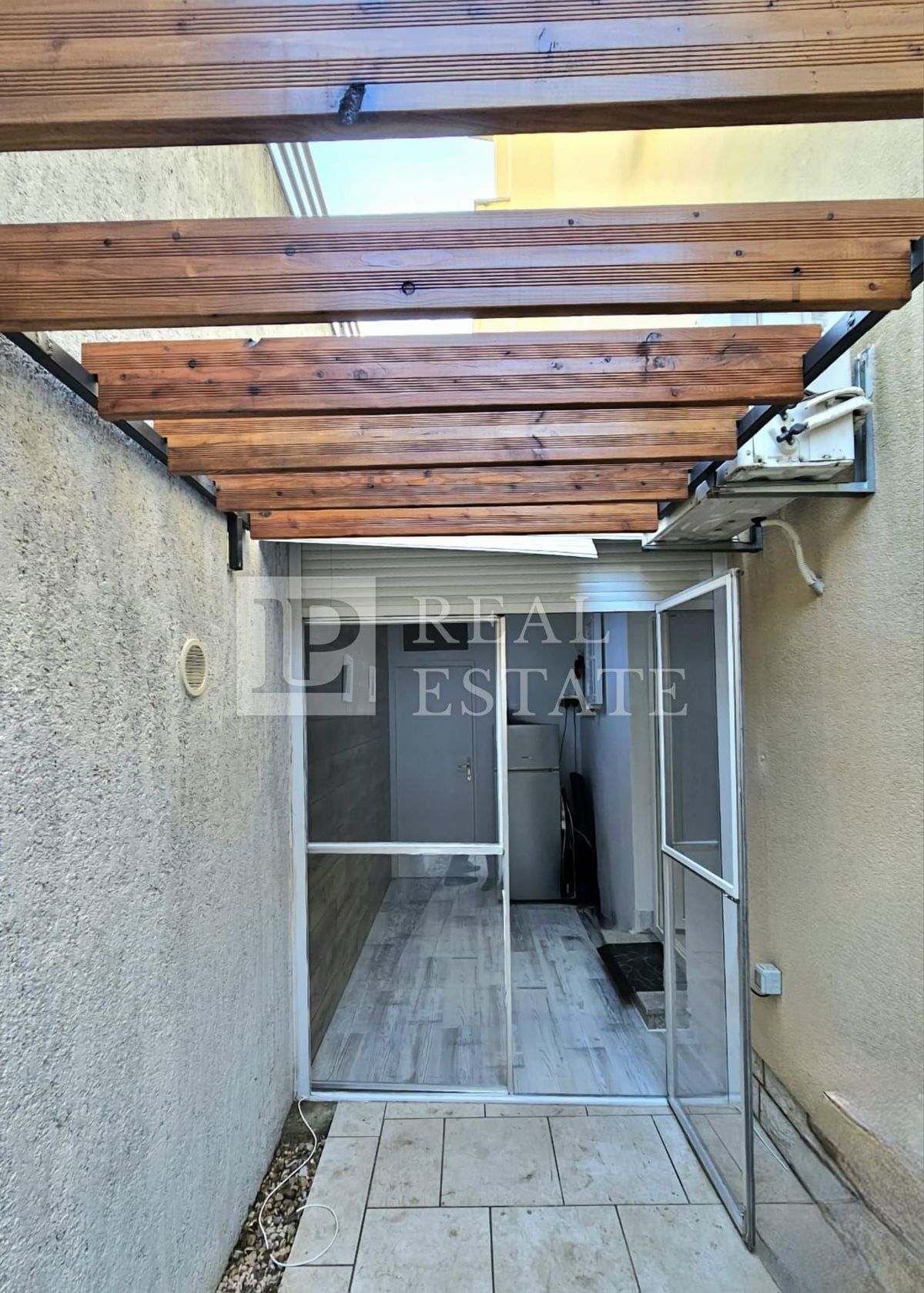 DRAMALJ - privlačno stanovanje v pritličju s teraso