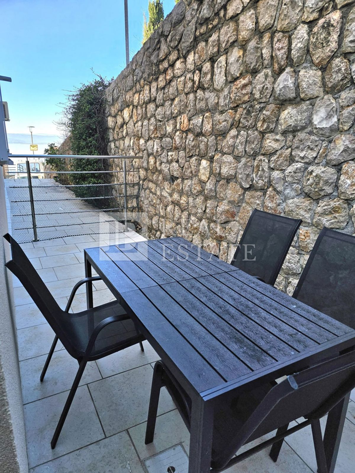 DRAMALJ - privlačno stanovanje v pritličju s teraso