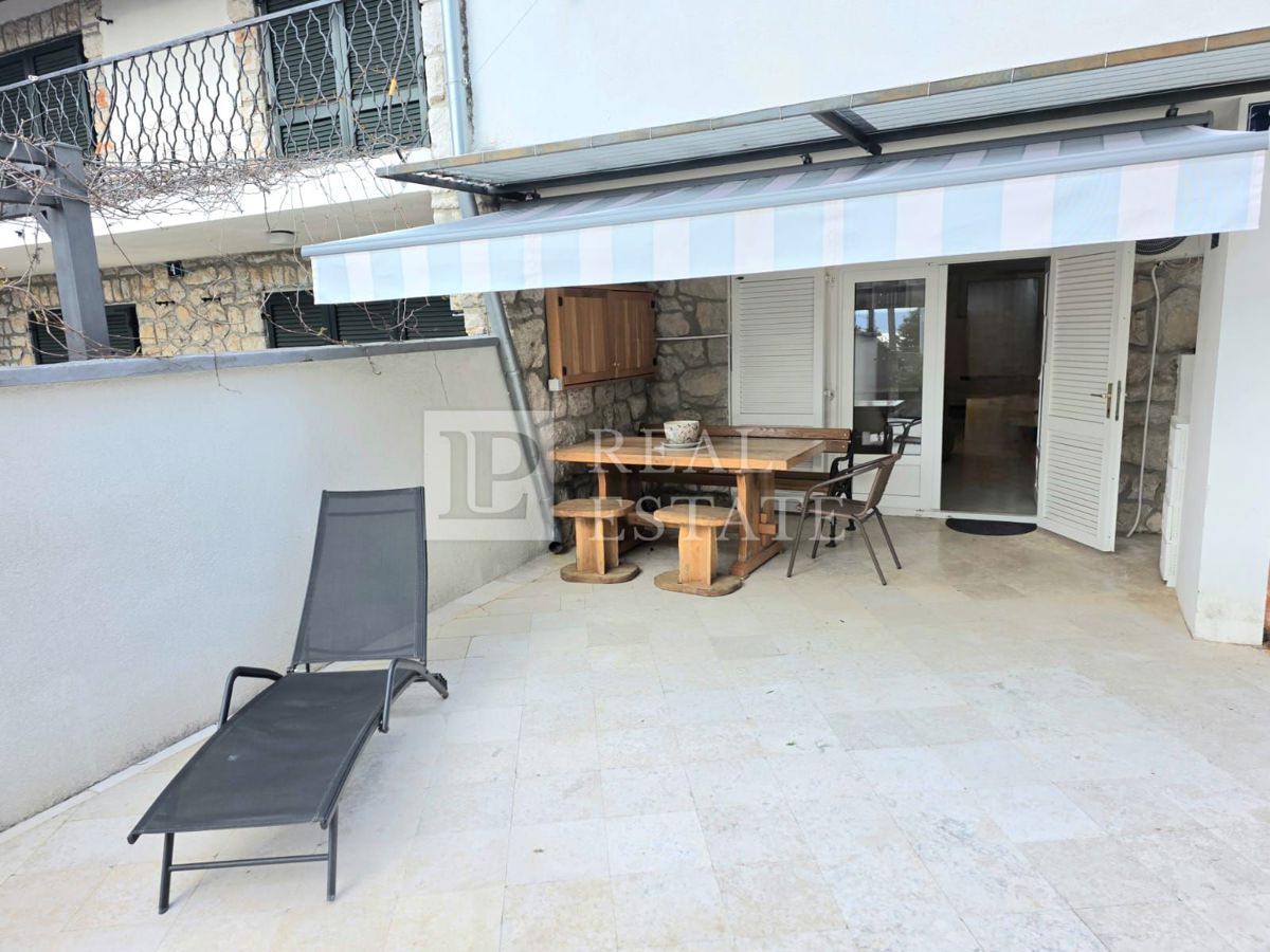 DRAMALJ - apartma s teraso in parkiriščem 200m od morja