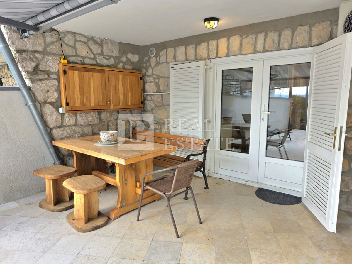 DRAMALJ - apartma s teraso in parkiriščem 200m od morja