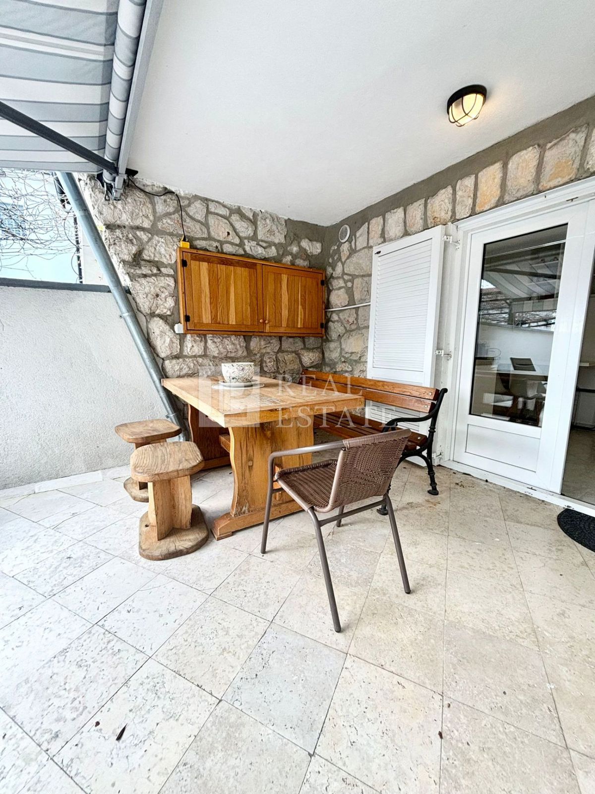 DRAMALJ - apartma s teraso in parkiriščem 200m od morja