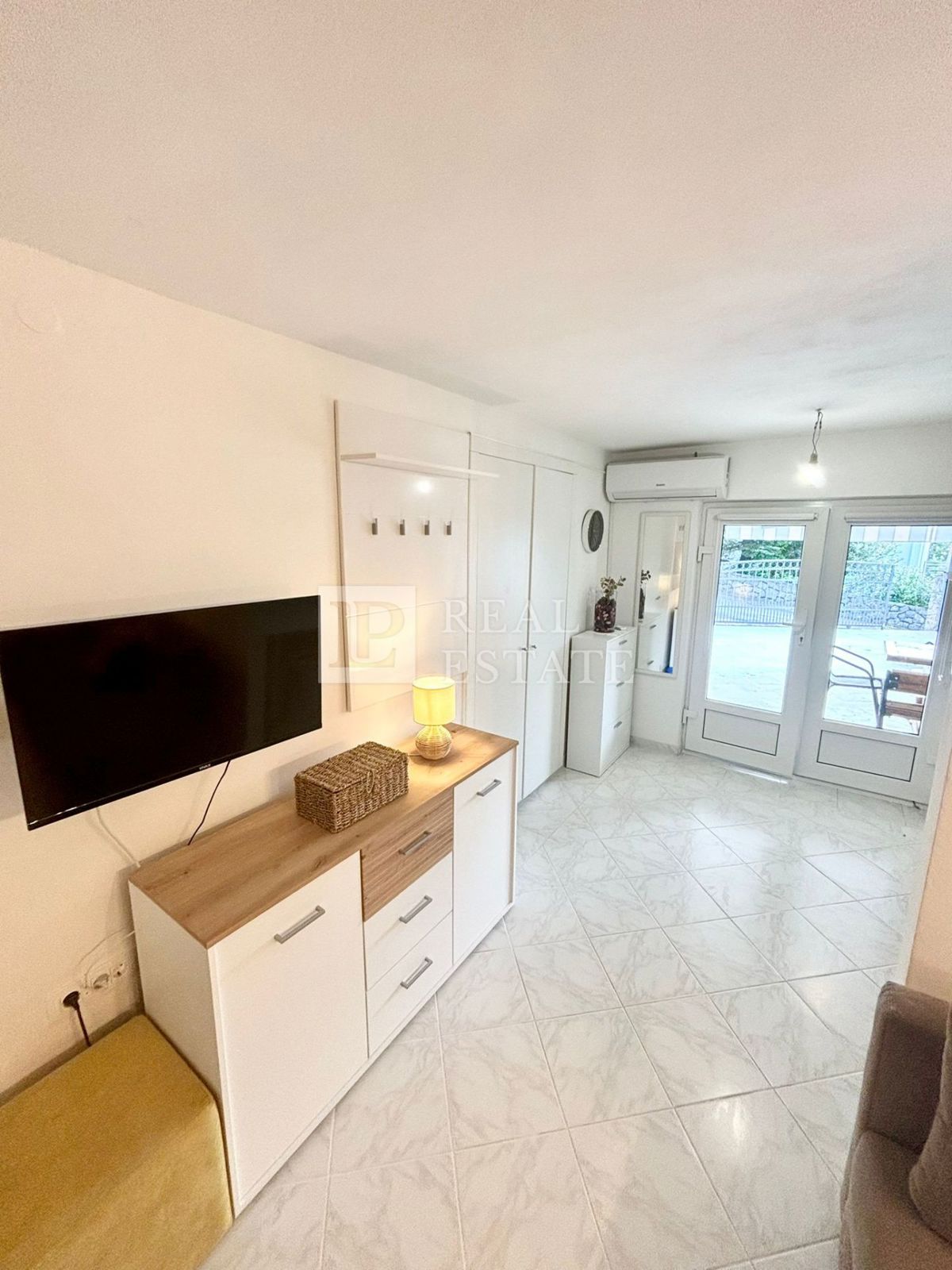 DRAMALJ - apartma s teraso in parkiriščem 200m od morja