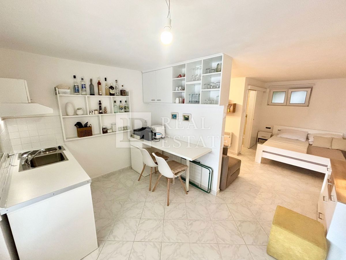 DRAMALJ - apartma s teraso in parkiriščem 200m od morja