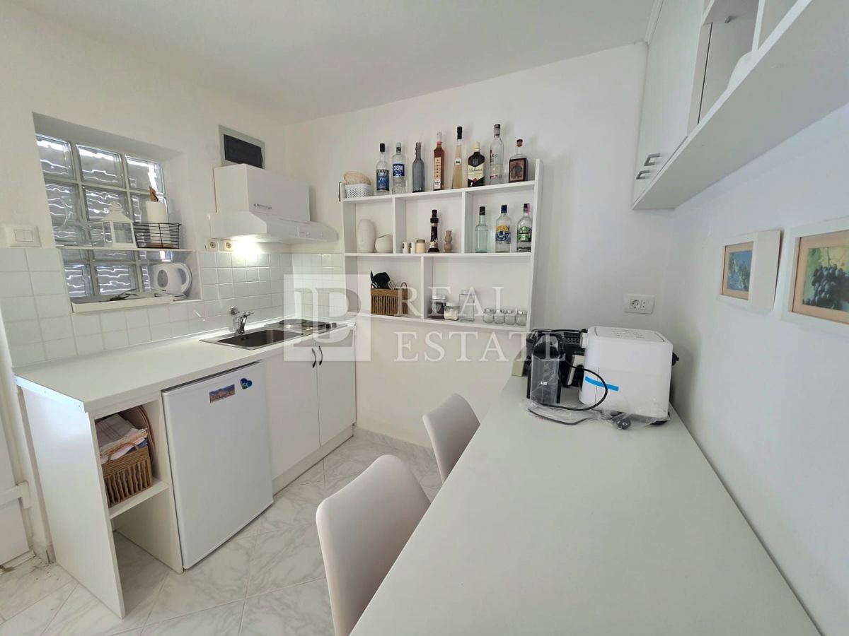 DRAMALJ - apartma s teraso in parkiriščem 200m od morja