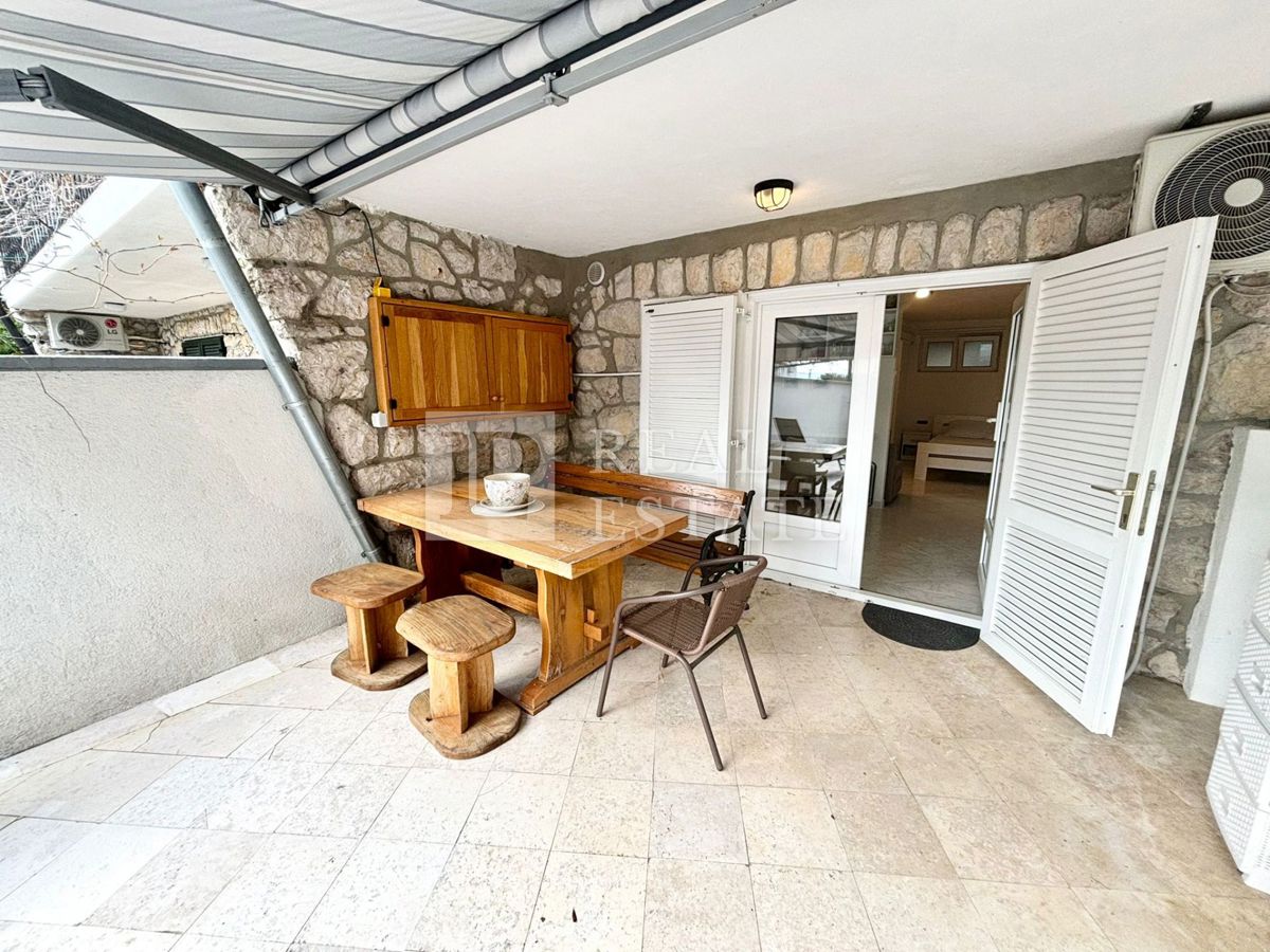 DRAMALJ - apartma s teraso in parkiriščem 200m od morja