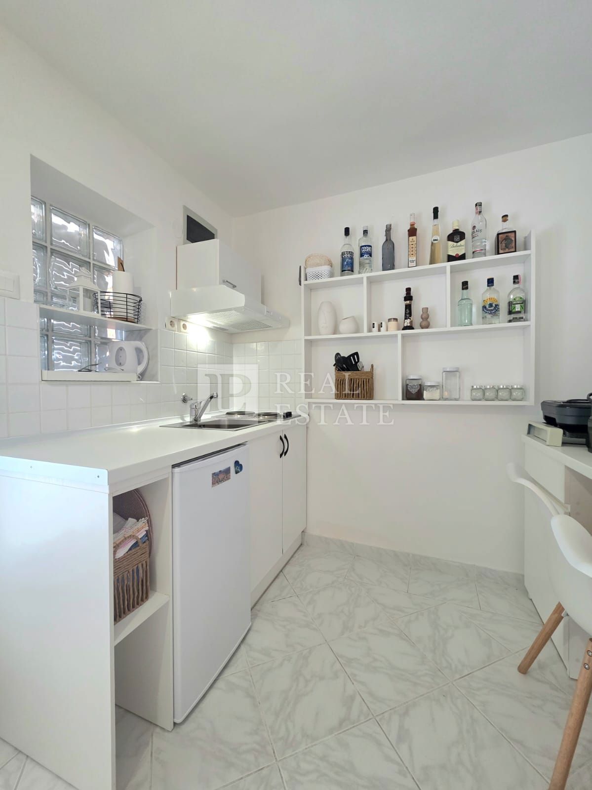 DRAMALJ - apartma s teraso in parkiriščem 200m od morja