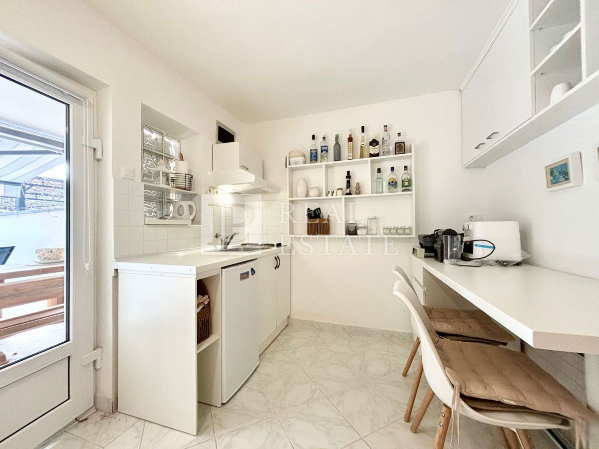 DRAMALJ - apartma s teraso in parkiriščem 200m od morja