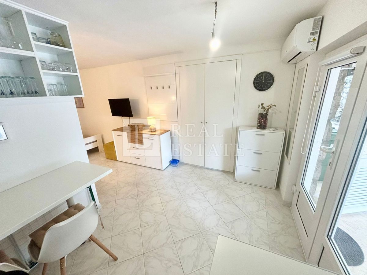 DRAMALJ - apartma s teraso in parkiriščem 200m od morja