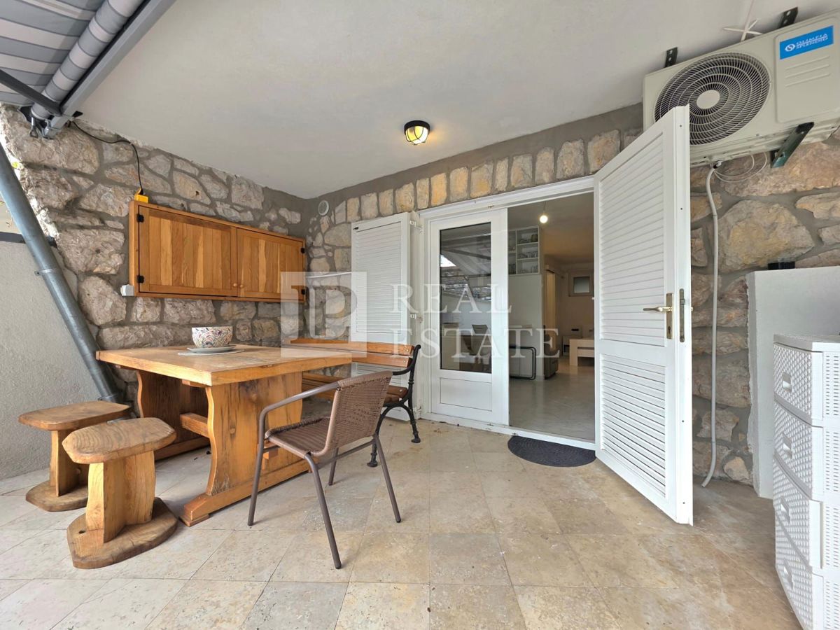 DRAMALJ - apartma s teraso in parkiriščem 200m od morja