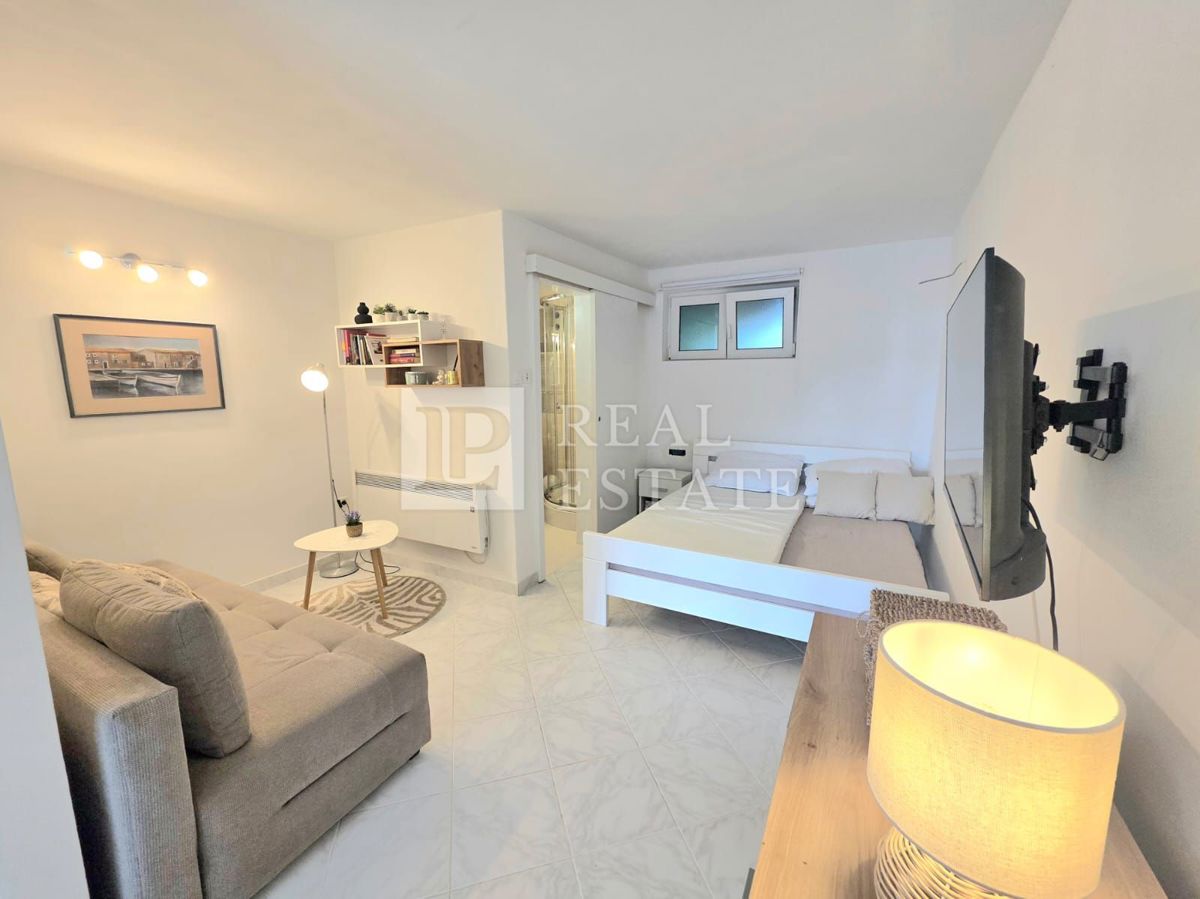 DRAMALJ - apartma s teraso in parkiriščem 200m od morja