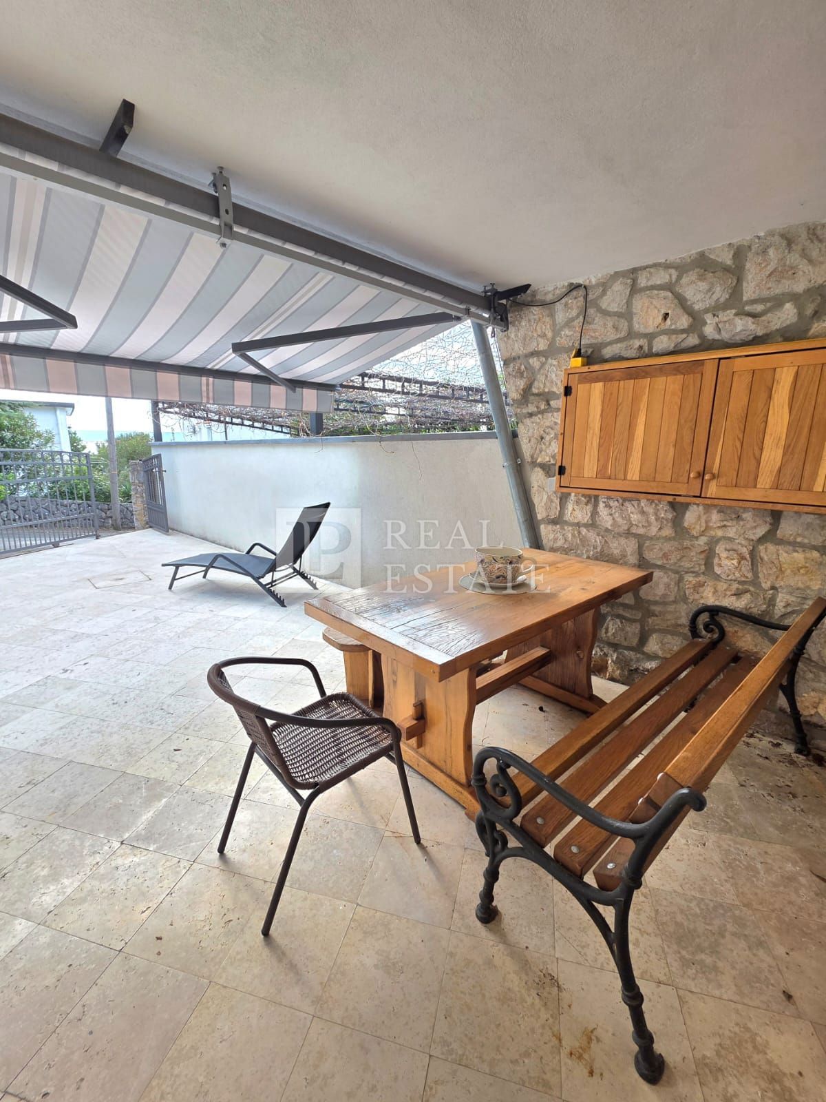 DRAMALJ - apartma s teraso in parkiriščem 200m od morja