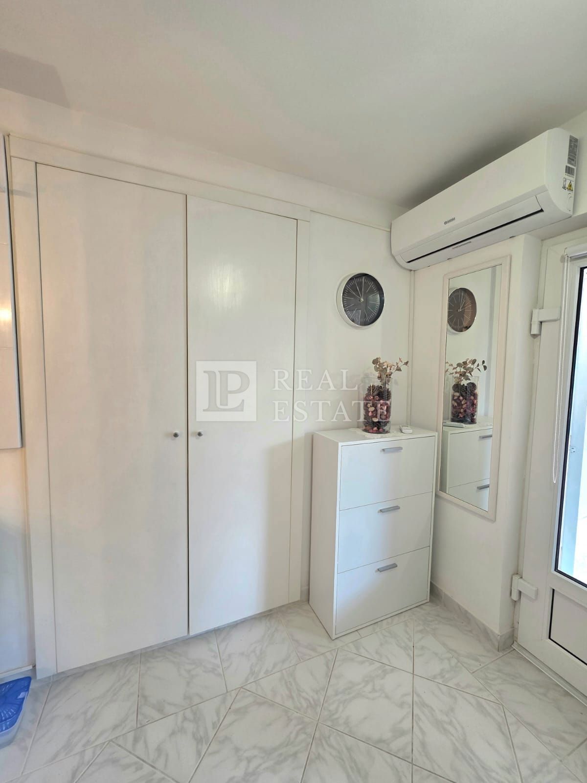 DRAMALJ - apartma s teraso in parkiriščem 200m od morja