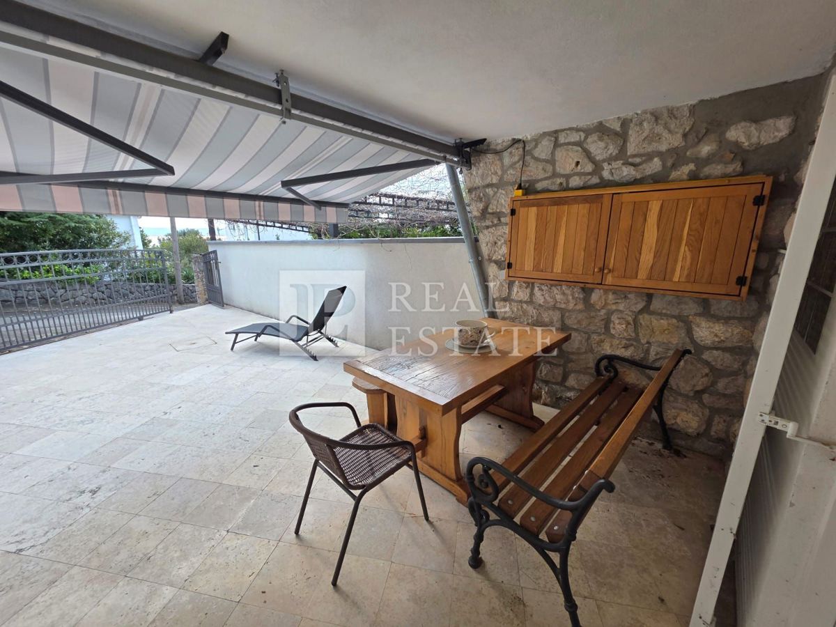 DRAMALJ - apartma s teraso in parkiriščem 200m od morja