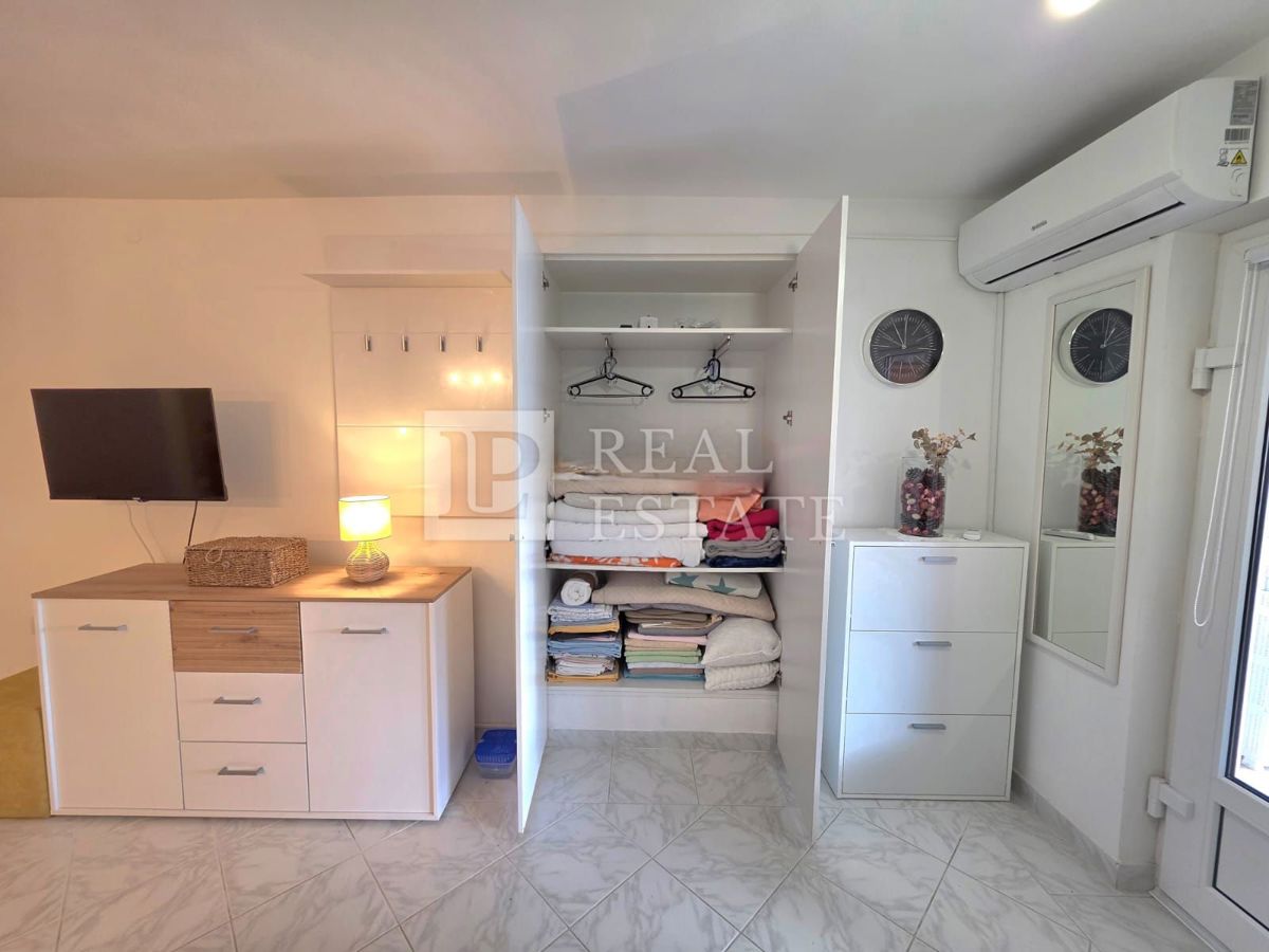 DRAMALJ - apartma s teraso in parkiriščem 200m od morja