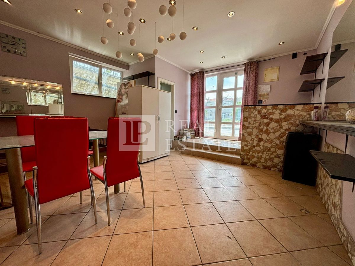 NOVI VINODOLSKI - kamnita hiša s prostorno teraso v bližini morja in centra