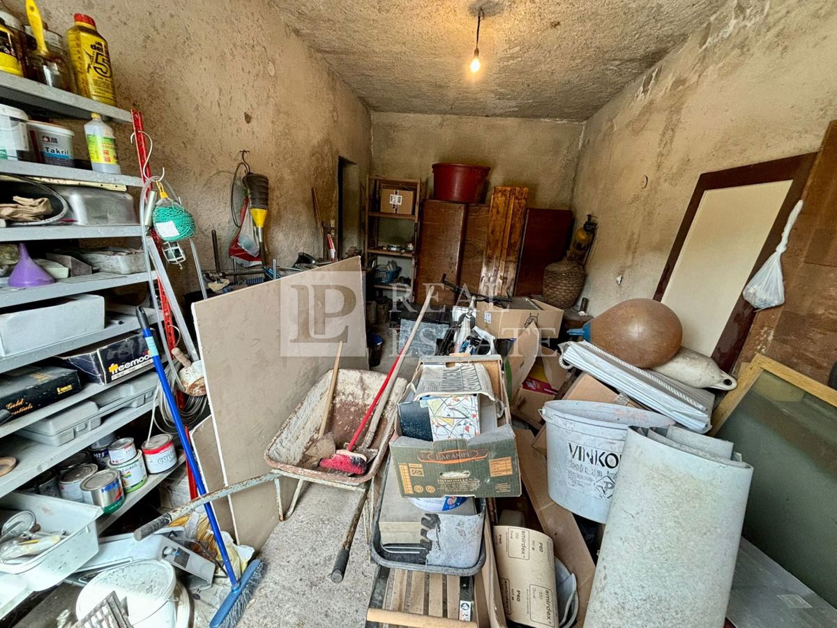 NOVI VINODOLSKI - kamnita hiša s prostorno teraso v bližini morja in centra