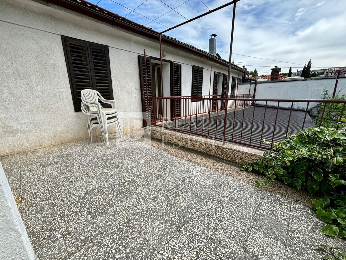 NOVI VINODOLSKI - kamnita hiša s prostorno teraso v bližini morja in centra