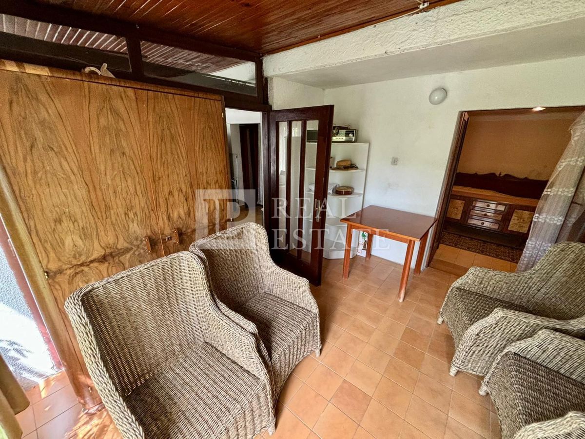 NOVI VINODOLSKI - kamnita hiša s prostorno teraso v bližini morja in centra