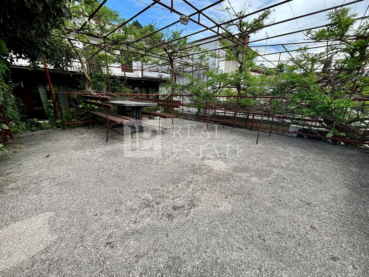 NOVI VINODOLSKI - kamnita hiša s prostorno teraso v bližini morja in centra