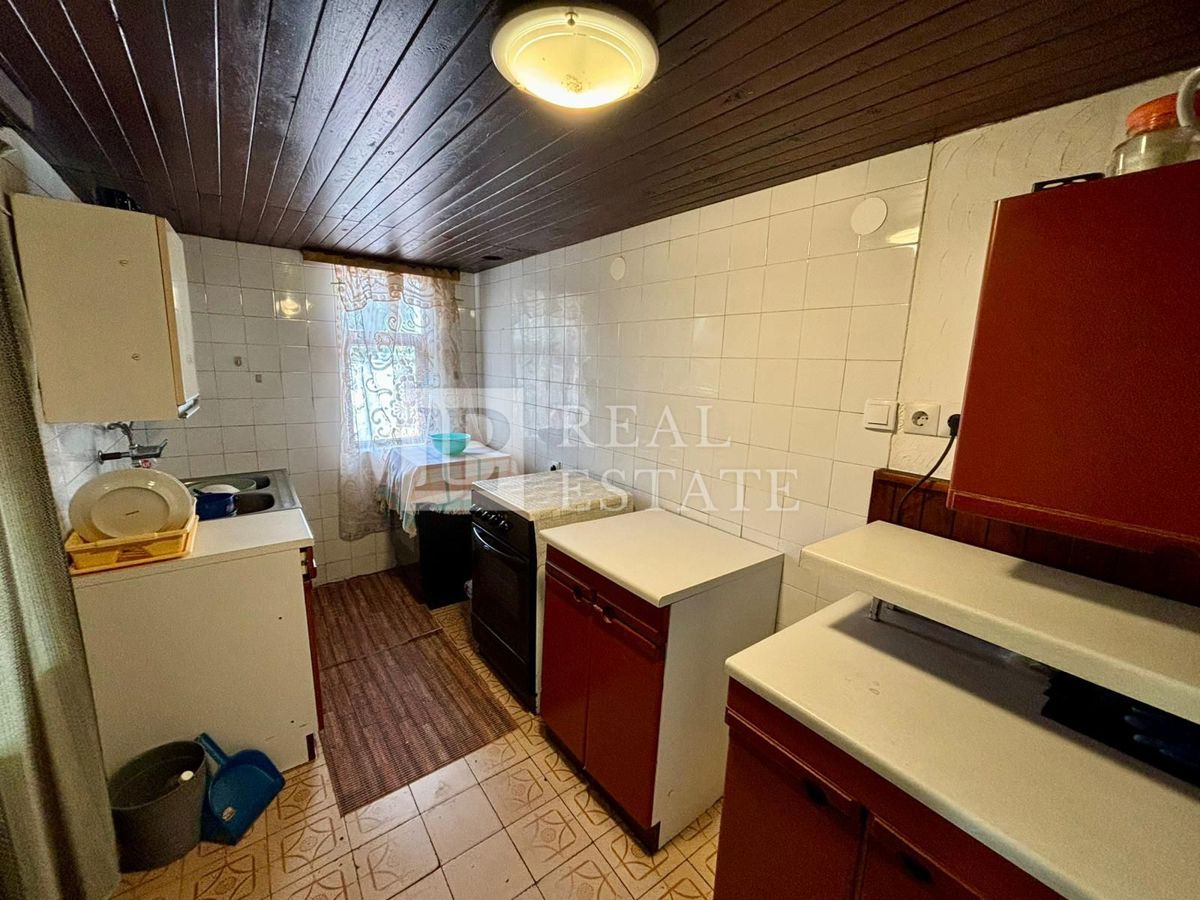 NOVI VINODOLSKI - kamnita hiša s prostorno teraso v bližini morja in centra