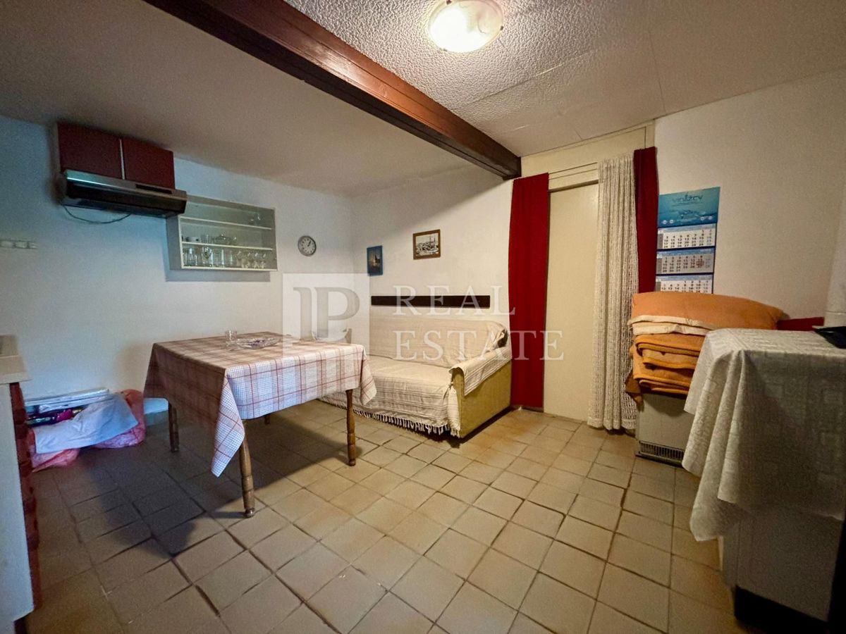 NOVI VINODOLSKI - kamnita hiša s prostorno teraso v bližini morja in centra