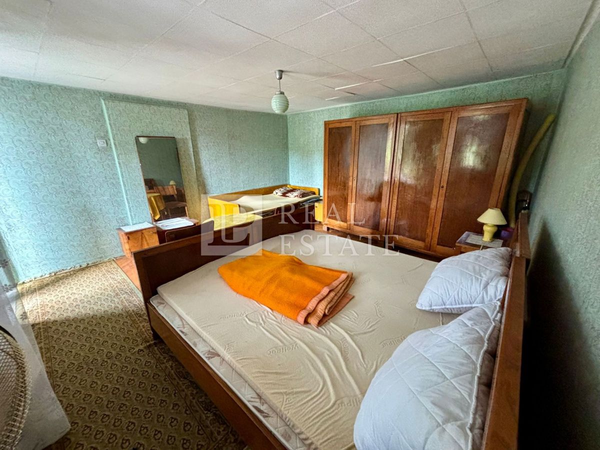 NOVI VINODOLSKI - kamnita hiša s prostorno teraso v bližini morja in centra