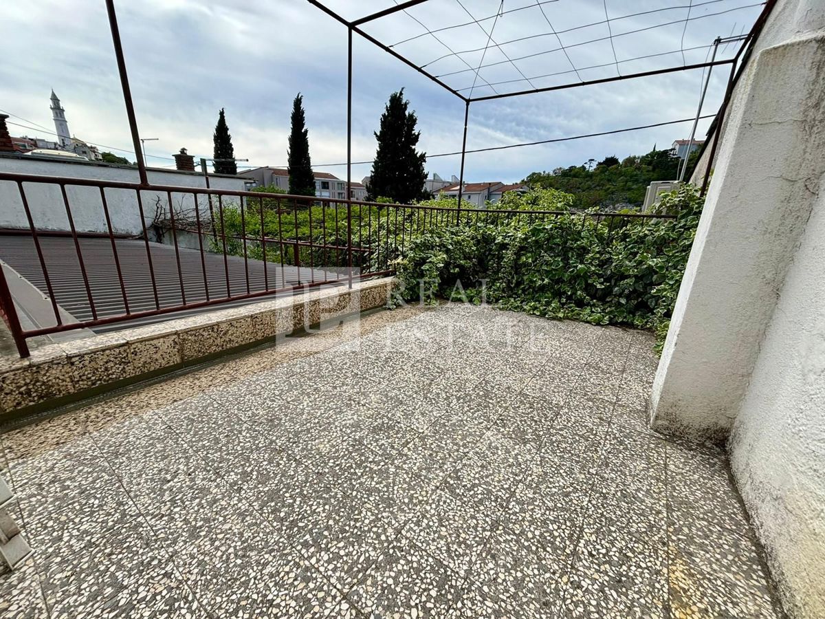 NOVI VINODOLSKI - kamnita hiša s prostorno teraso v bližini morja in centra