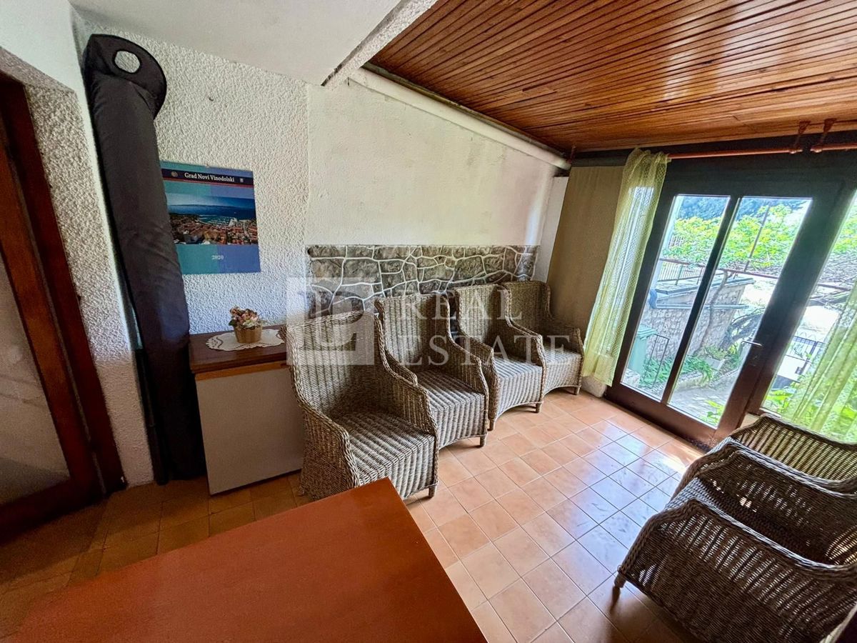 NOVI VINODOLSKI - kamnita hiša s prostorno teraso v bližini morja in centra
