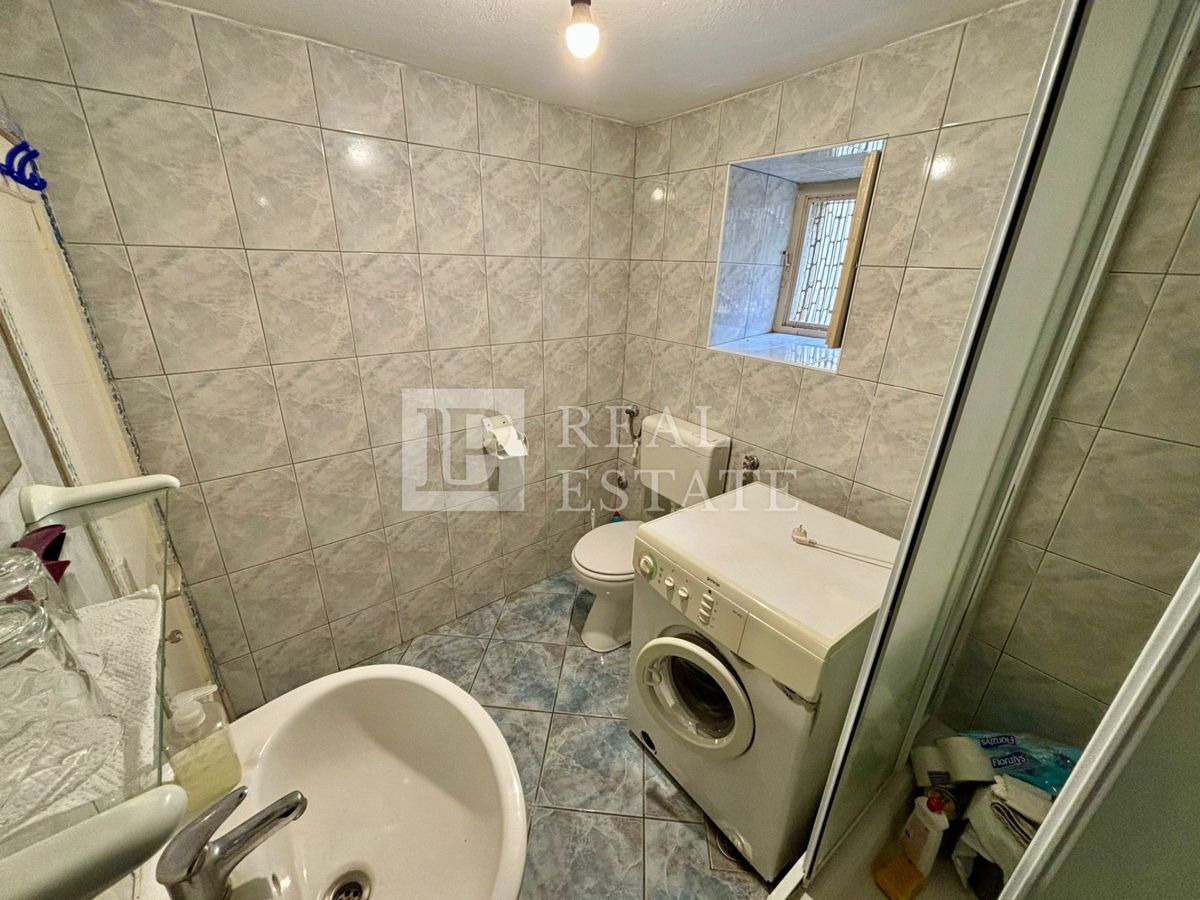 NOVI VINODOLSKI - kamnita hiša s prostorno teraso v bližini morja in centra