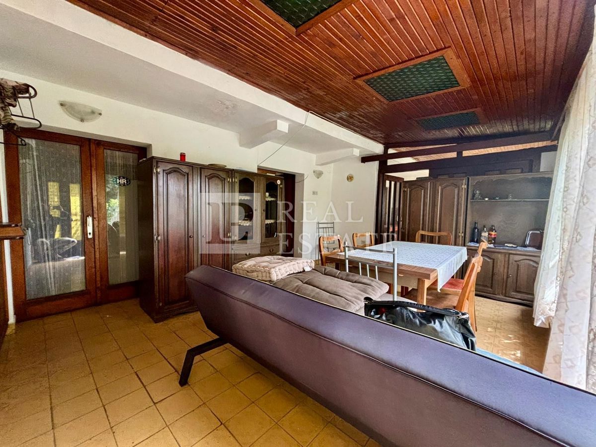 NOVI VINODOLSKI - kamnita hiša s prostorno teraso v bližini morja in centra