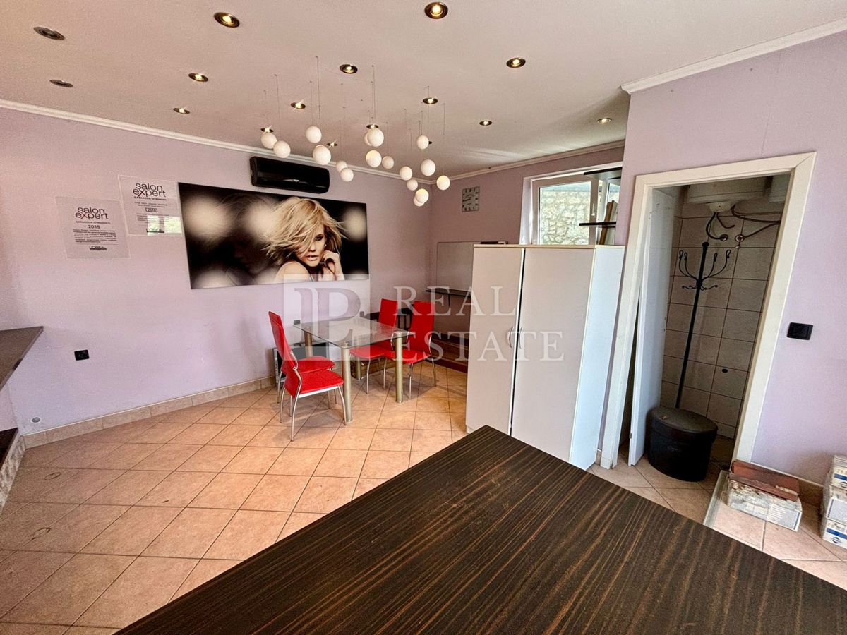 NOVI VINODOLSKI - kamnita hiša s prostorno teraso v bližini morja in centra