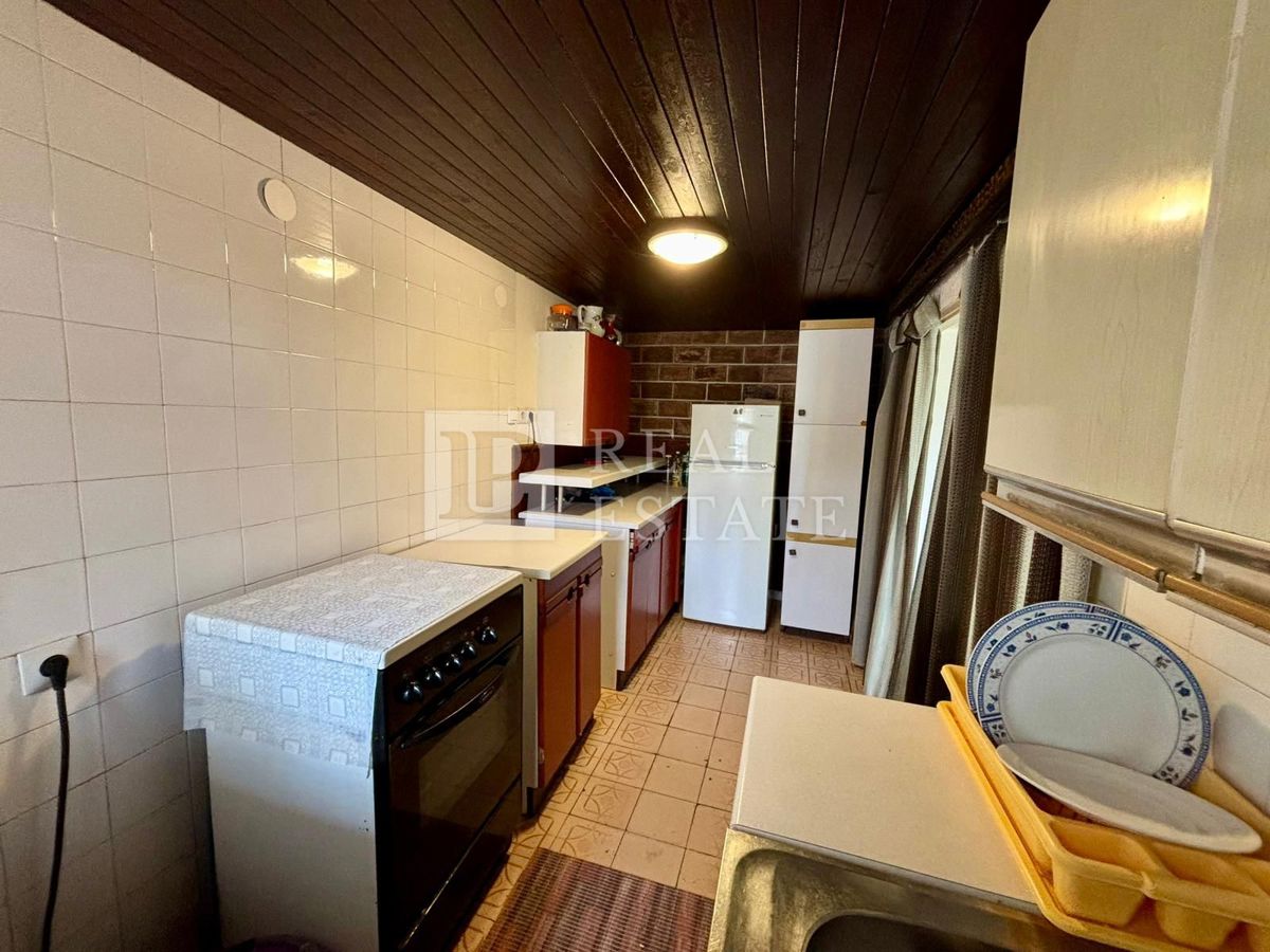 NOVI VINODOLSKI - kamnita hiša s prostorno teraso v bližini morja in centra