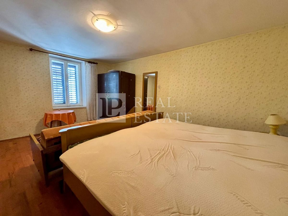 NOVI VINODOLSKI - kamnita hiša s prostorno teraso v bližini morja in centra