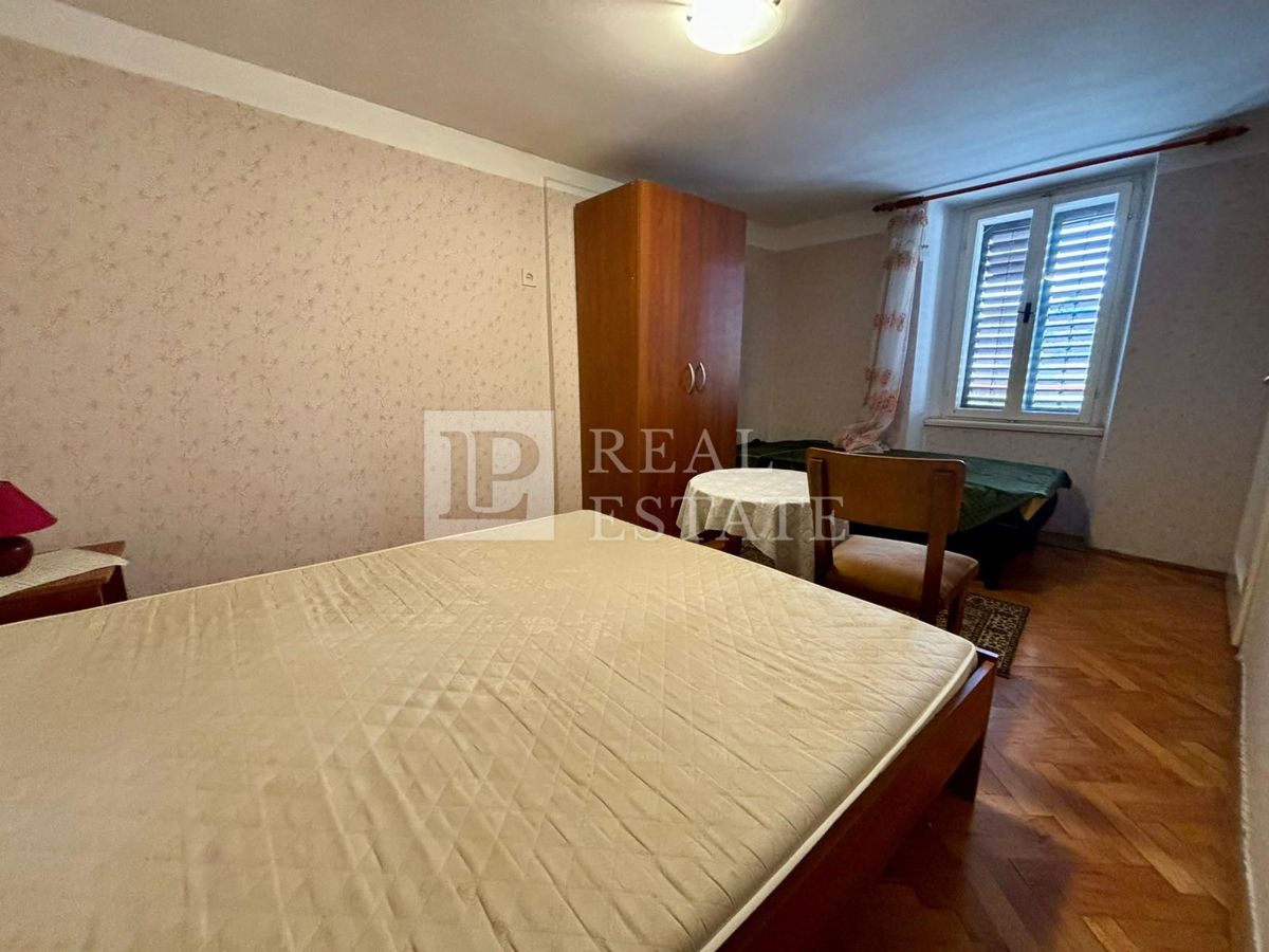 NOVI VINODOLSKI - kamnita hiša s prostorno teraso v bližini morja in centra