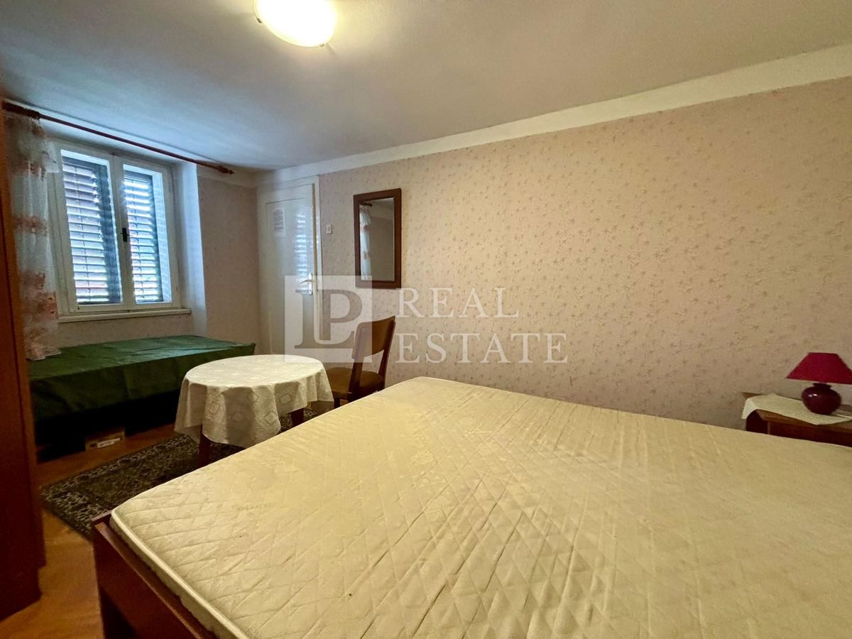 NOVI VINODOLSKI - kamnita hiša s prostorno teraso v bližini morja in centra