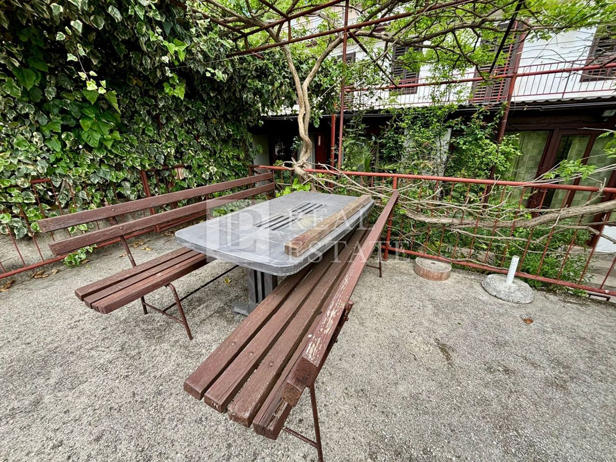 NOVI VINODOLSKI - kamnita hiša s prostorno teraso v bližini morja in centra