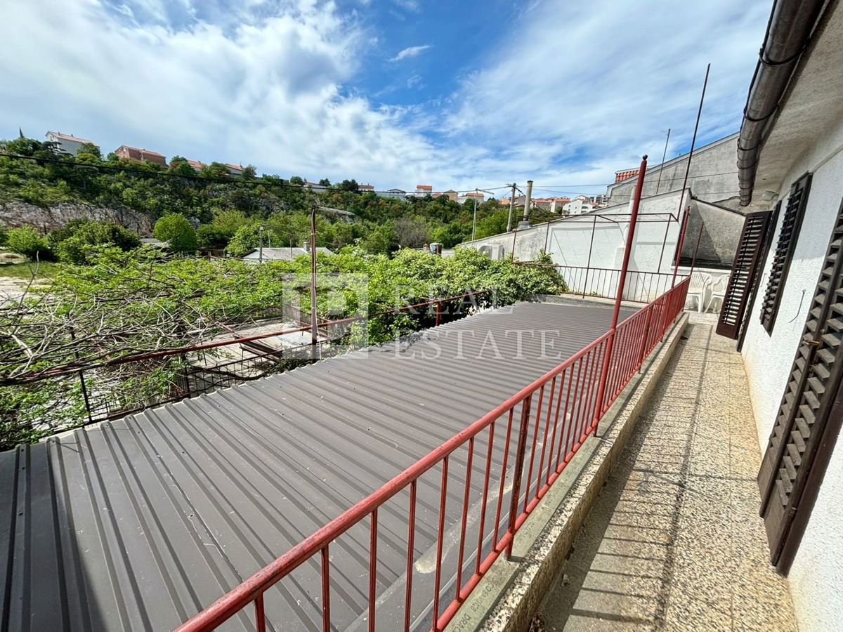 NOVI VINODOLSKI - kamnita hiša s prostorno teraso v bližini morja in centra