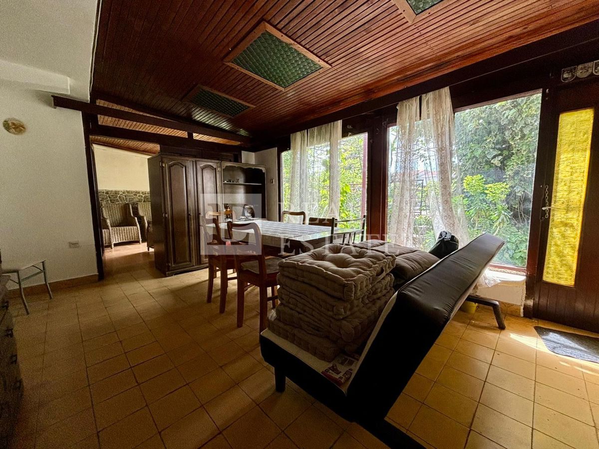 NOVI VINODOLSKI - kamnita hiša s prostorno teraso v bližini morja in centra