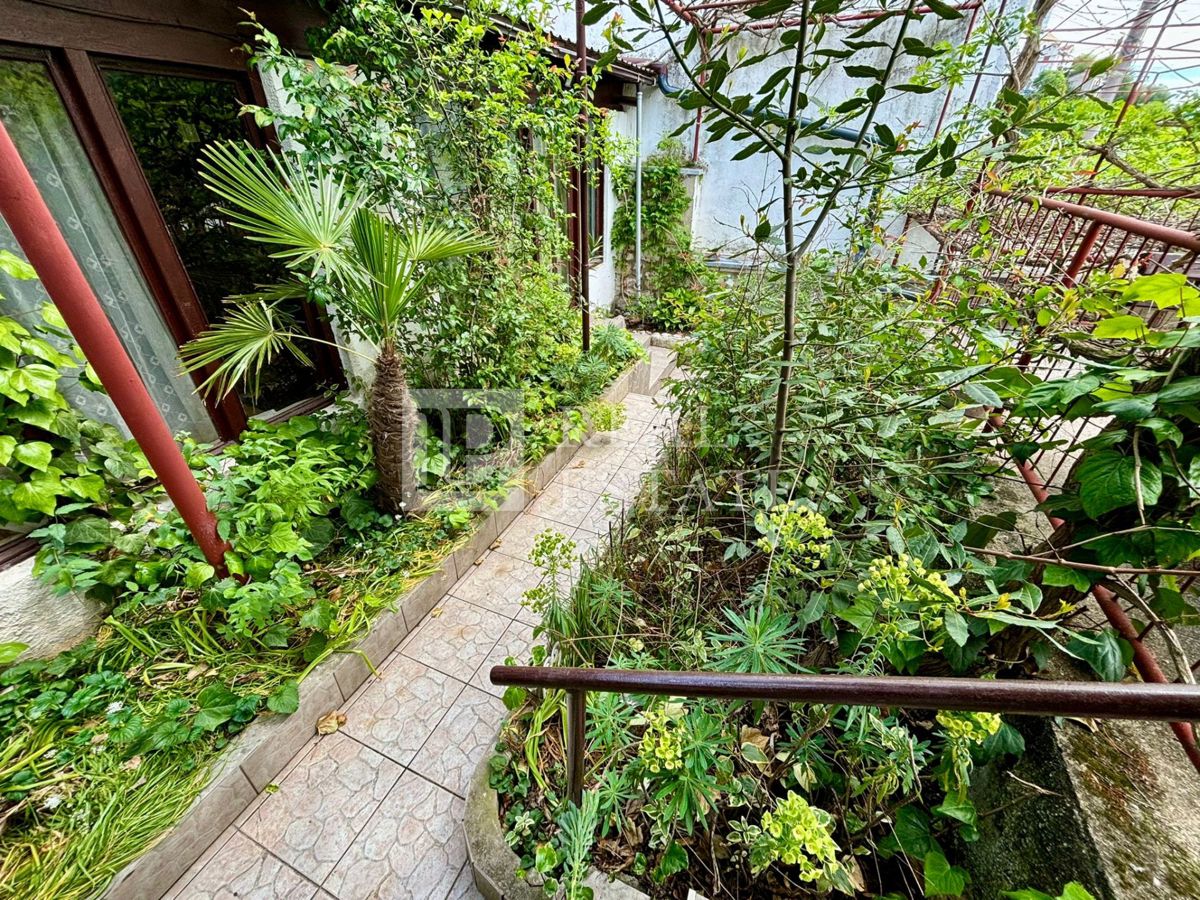 NOVI VINODOLSKI - kamnita hiša s prostorno teraso v bližini morja in centra