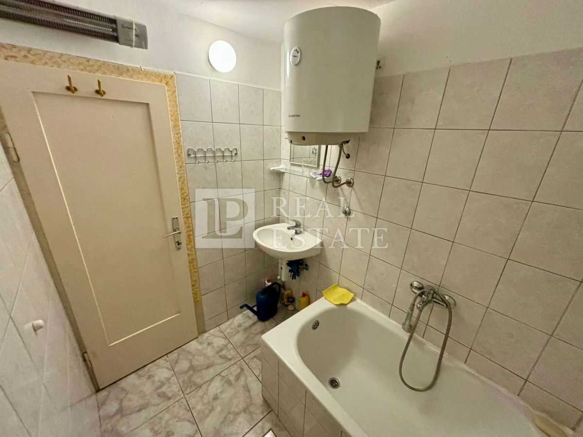 NOVI VINODOLSKI - kamnita hiša s prostorno teraso v bližini morja in centra