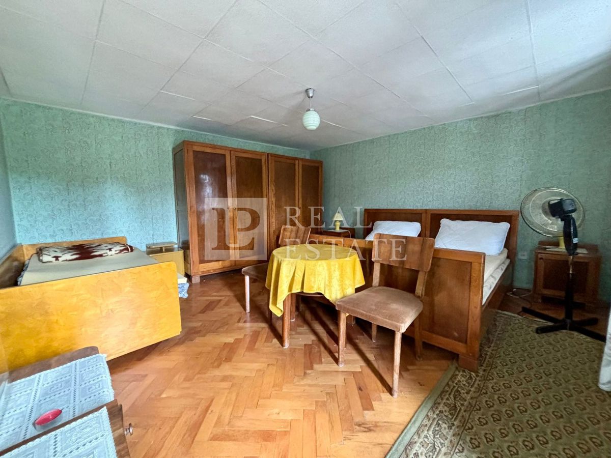 NOVI VINODOLSKI - kamnita hiša s prostorno teraso v bližini morja in centra