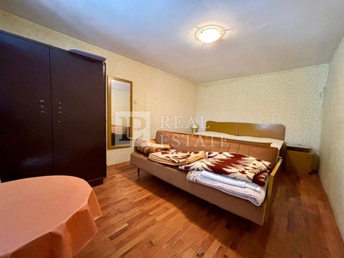 NOVI VINODOLSKI - kamnita hiša s prostorno teraso v bližini morja in centra