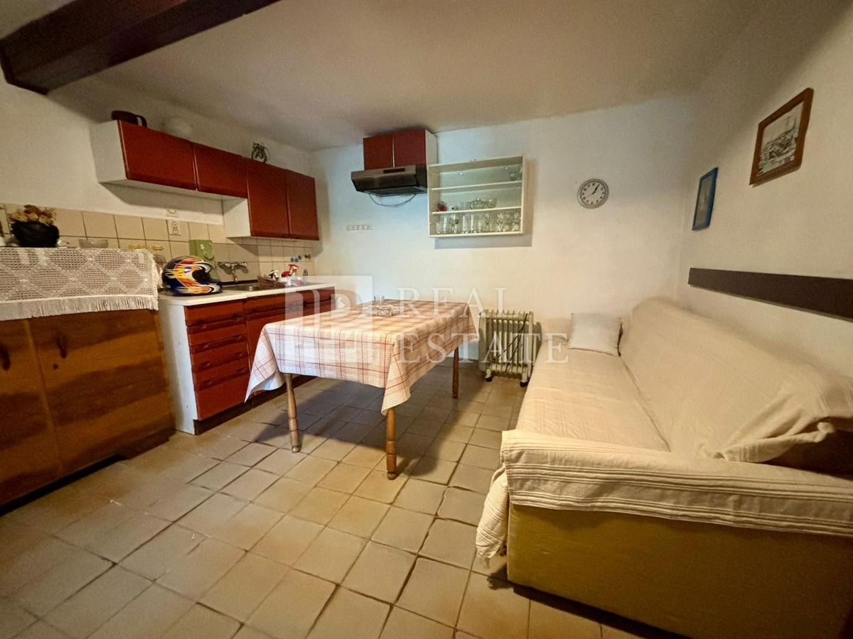 NOVI VINODOLSKI - kamnita hiša s prostorno teraso v bližini morja in centra