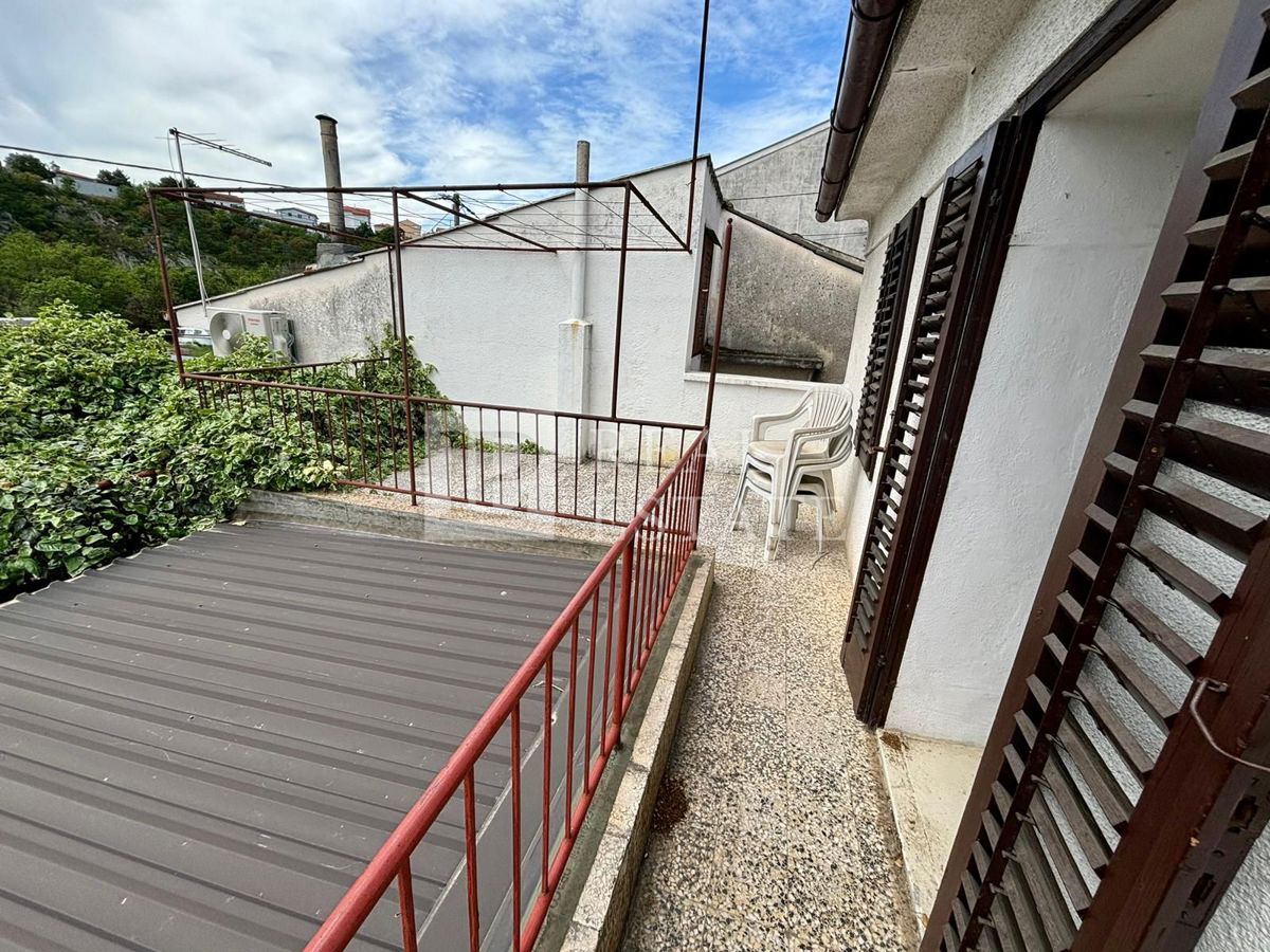 NOVI VINODOLSKI - kamnita hiša s prostorno teraso v bližini morja in centra