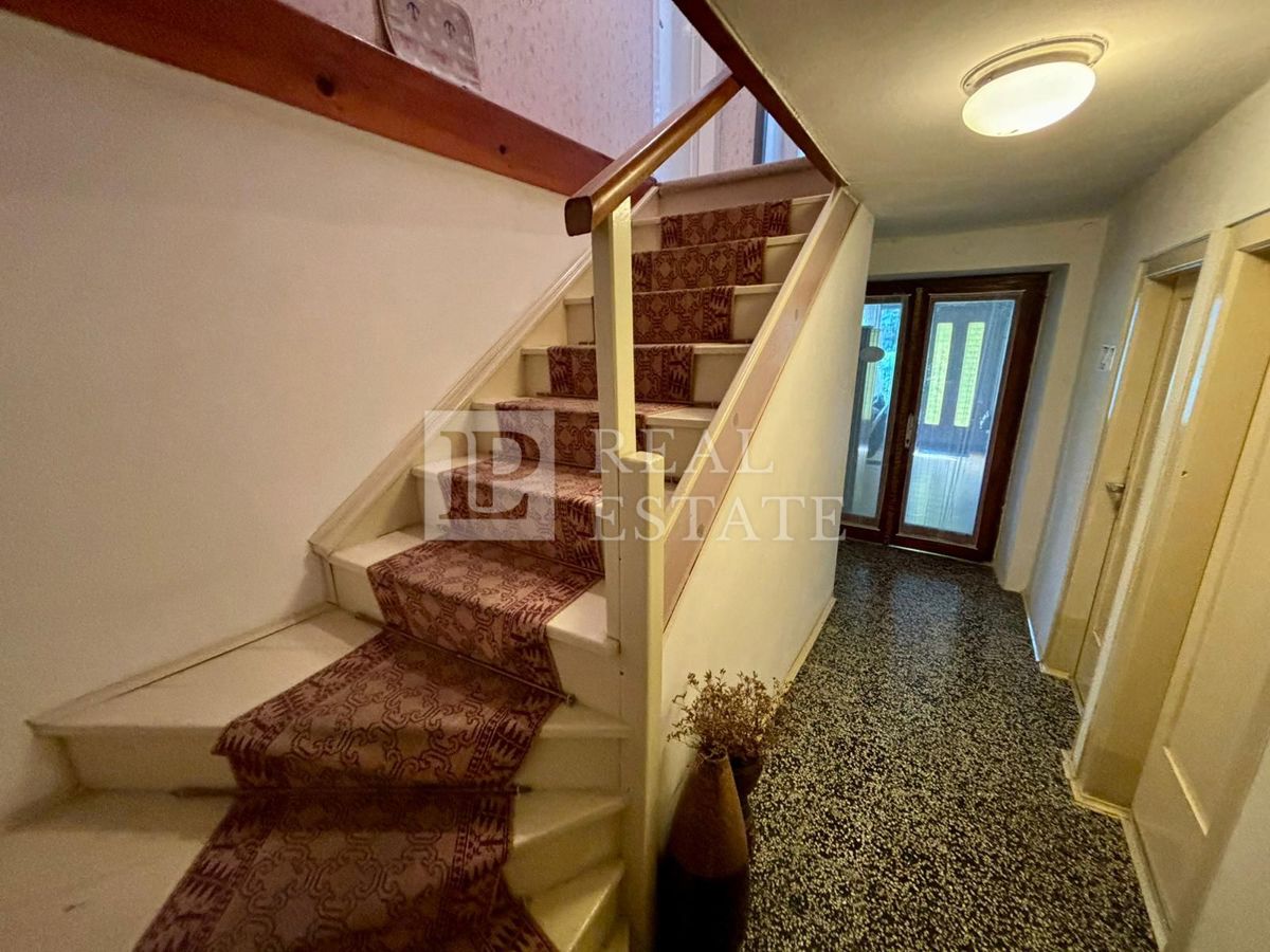 NOVI VINODOLSKI - kamnita hiša s prostorno teraso v bližini morja in centra