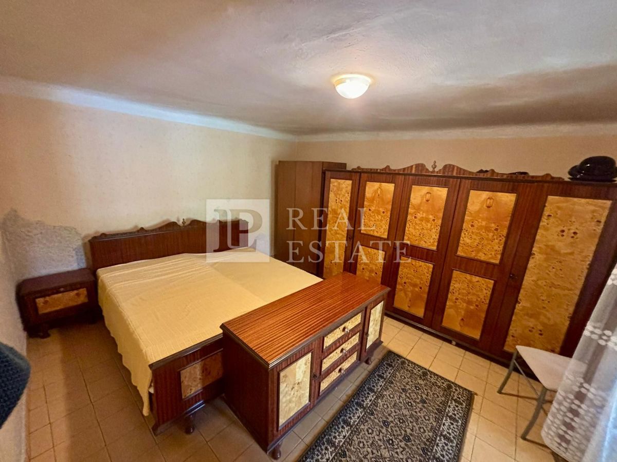 NOVI VINODOLSKI - kamnita hiša s prostorno teraso v bližini morja in centra