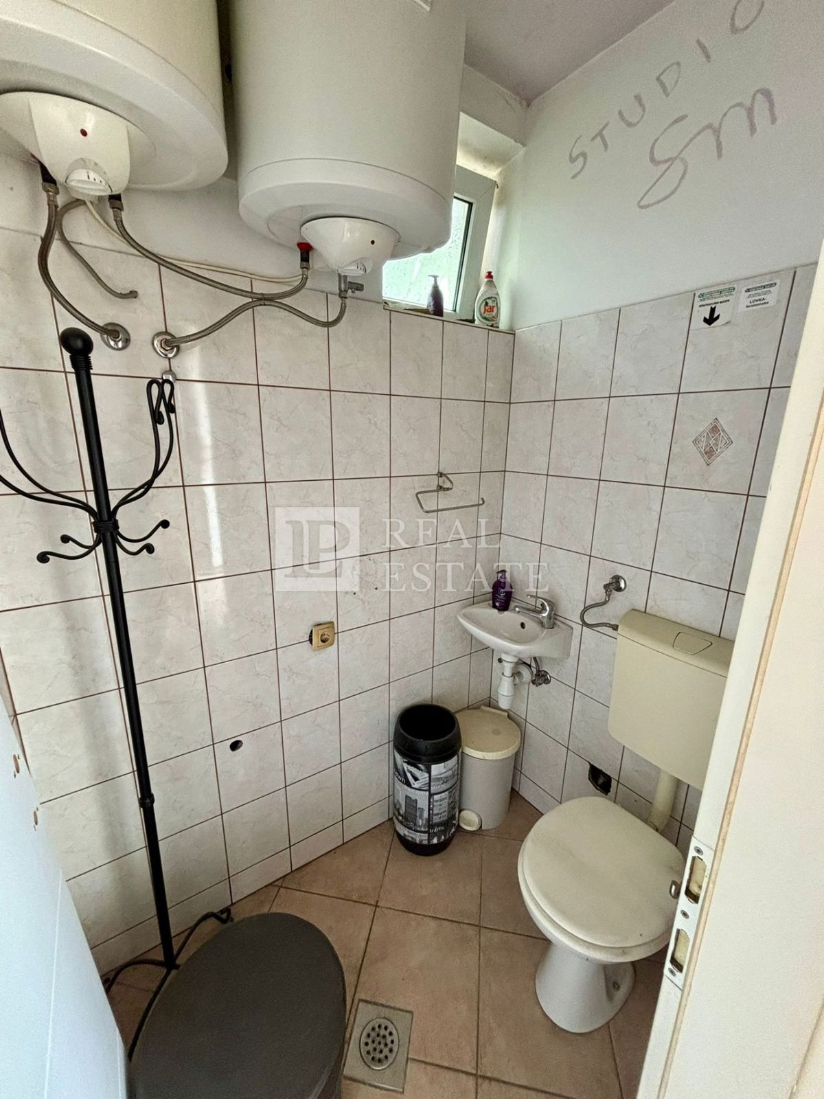 NOVI VINODOLSKI - kamnita hiša s prostorno teraso v bližini morja in centra