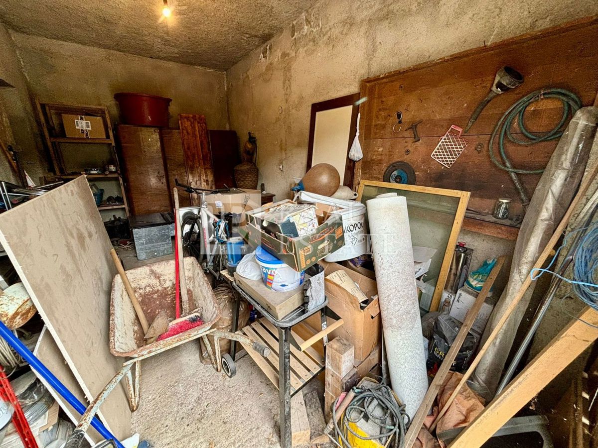 NOVI VINODOLSKI - kamnita hiša s prostorno teraso v bližini morja in centra