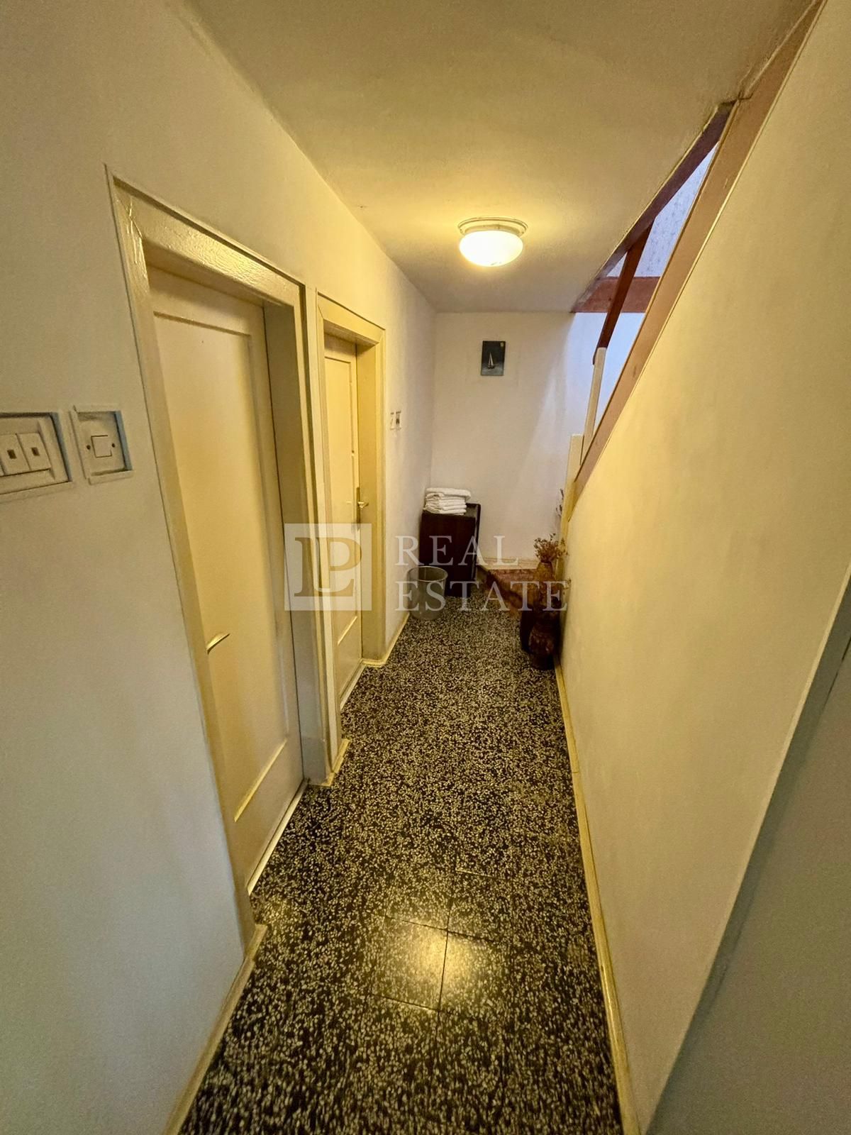 NOVI VINODOLSKI - kamnita hiša s prostorno teraso v bližini morja in centra